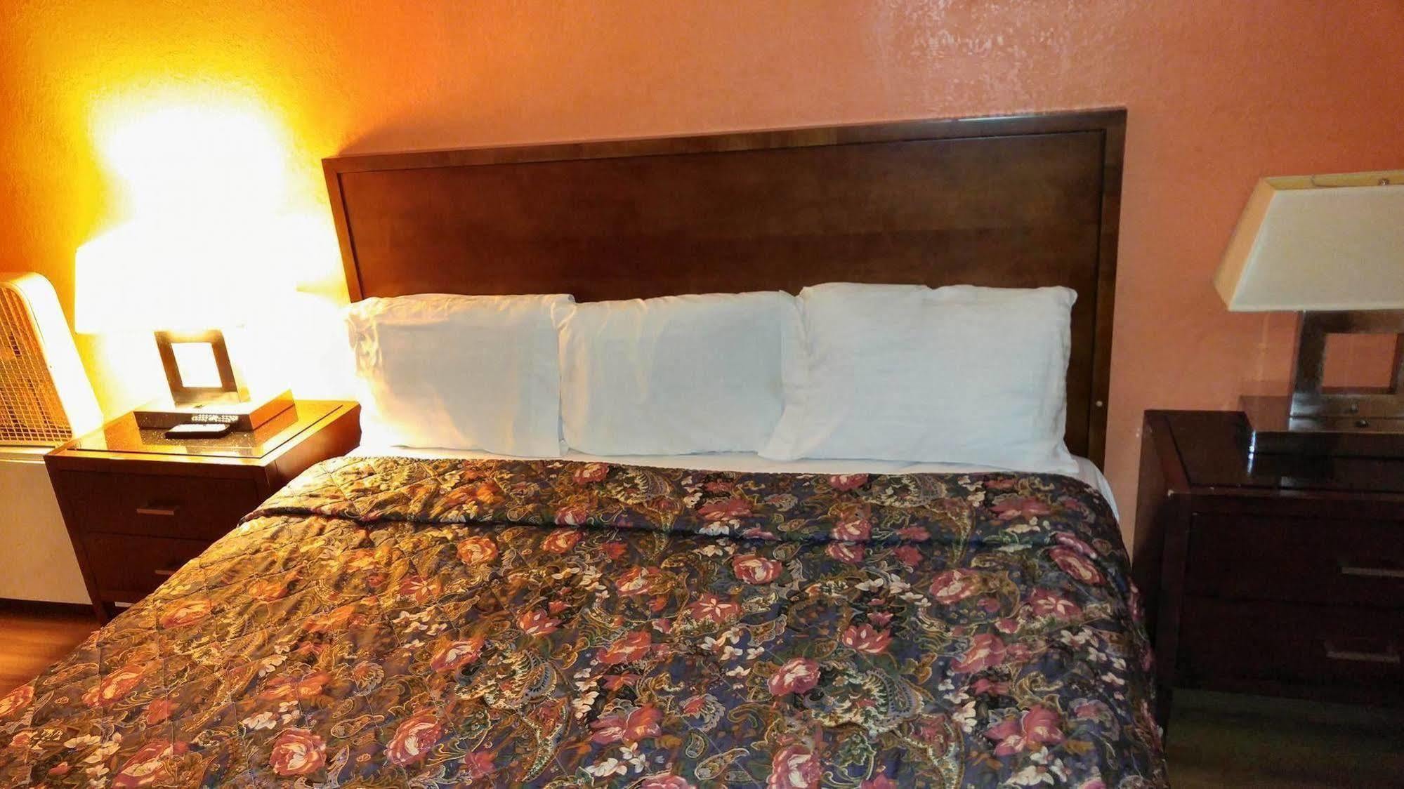 Regency Inn And Conference Center Clinton المظهر الخارجي الصورة